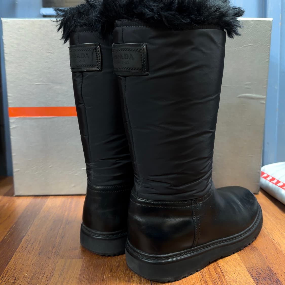 프라다 패치 디테일 퍼 부츠 상품이미지5