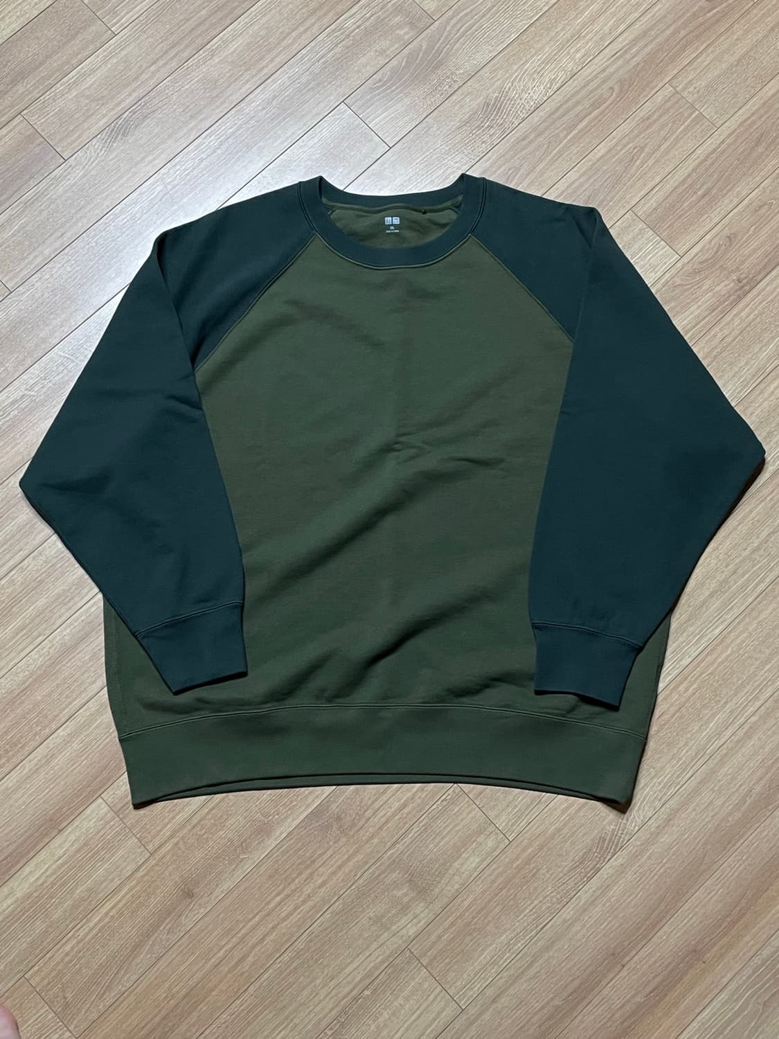 유니클로 배색 스웻 셔츠 상품이미지1