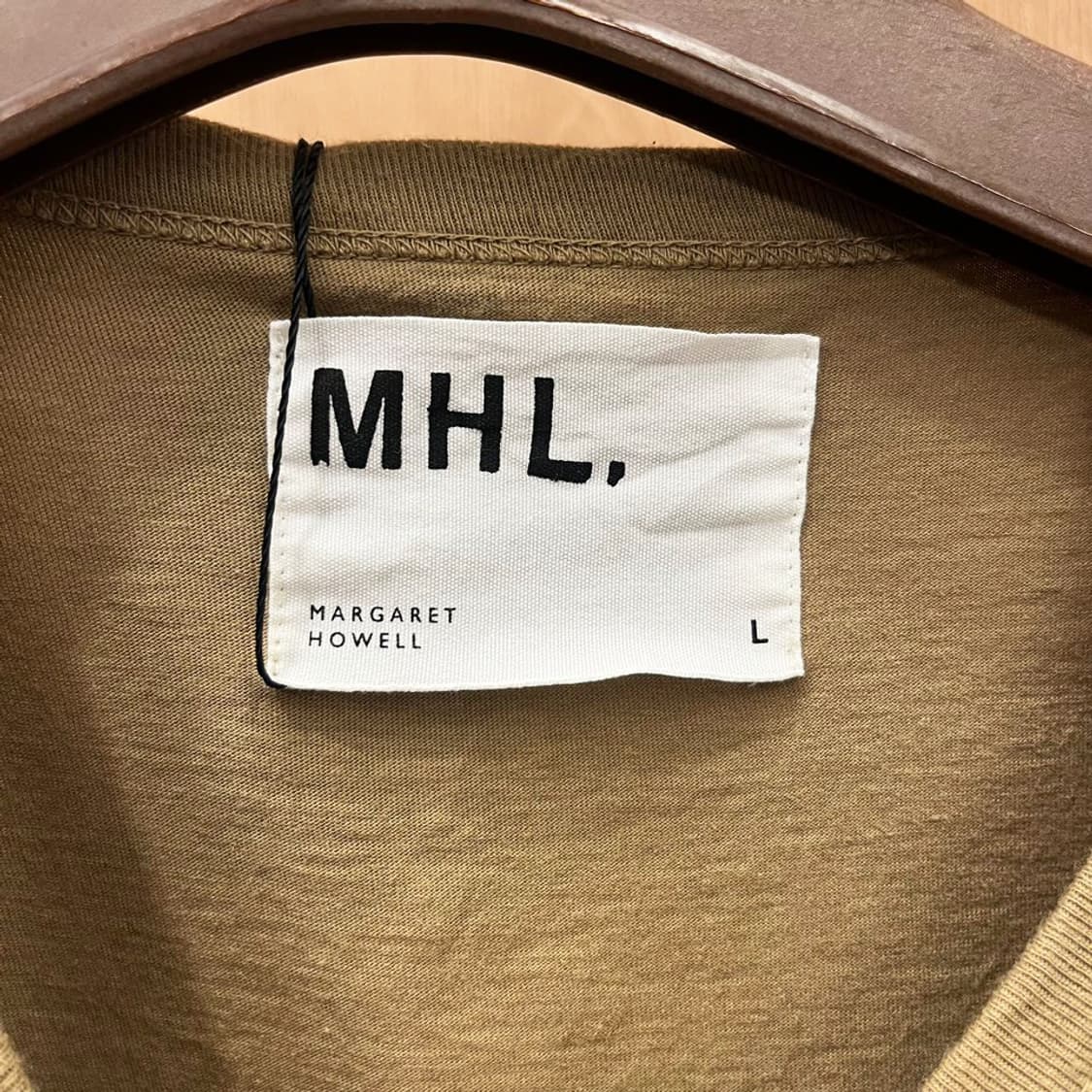 마가렛 호웰 반팔 티셔츠 로고 프린팅 체스트 싱글 포켓 디테일 카키 상품이미지7