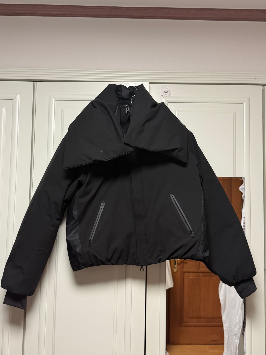 오호스 디태처블 머플러 다운 자켓 블랙 상품이미지4