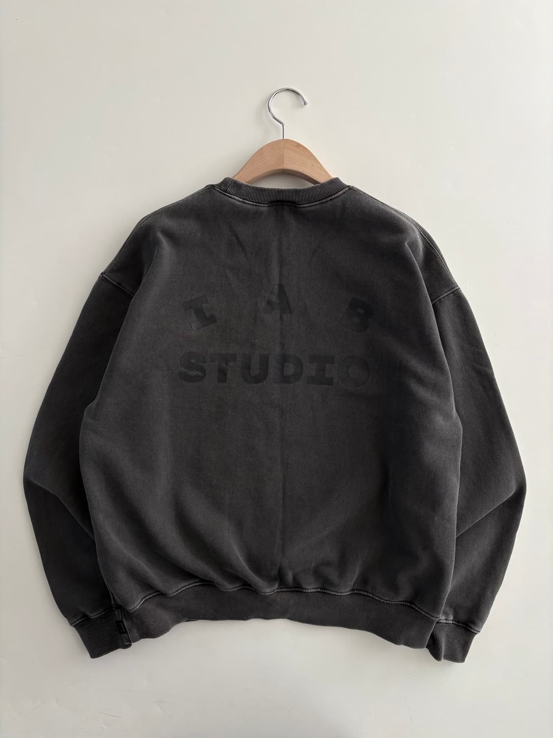 IAB Studio 아이앱 스튜디오 피그먼트차콜 로고 맨투맨 상품이미지5