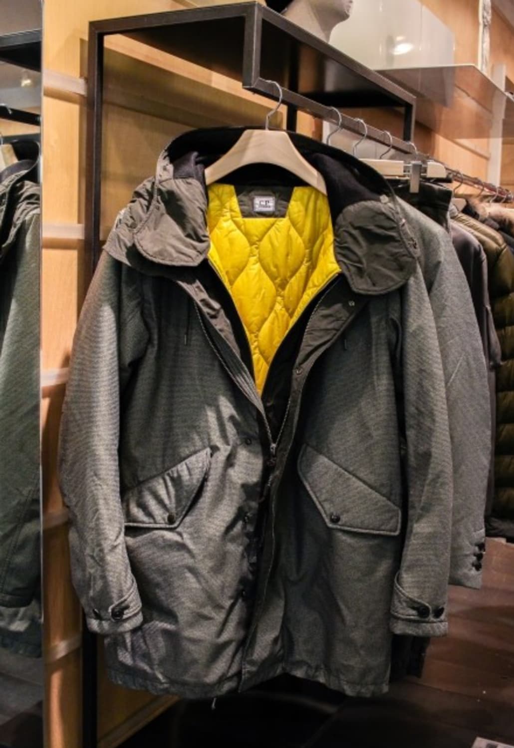 CP컴퍼니 JPT 라인의 트위드 코트. 정품 상품이미지1