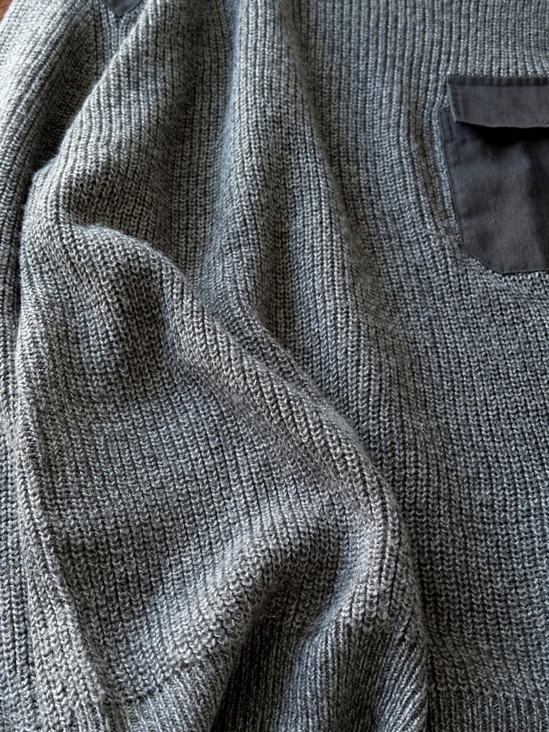 Patch design over knit P/O 상품이미지3