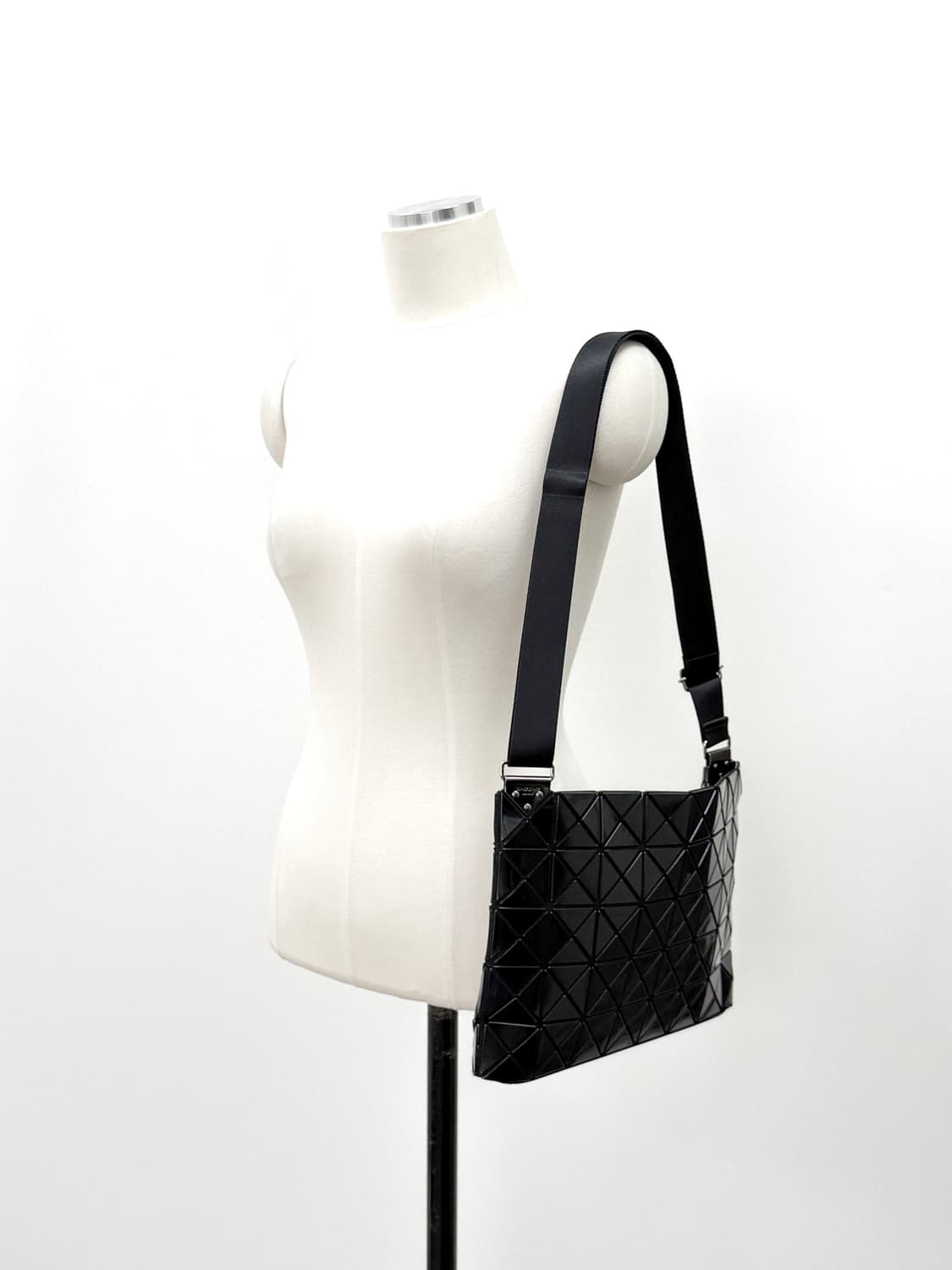 바오바오 루센트 블랙 크로스백 상품이미지3