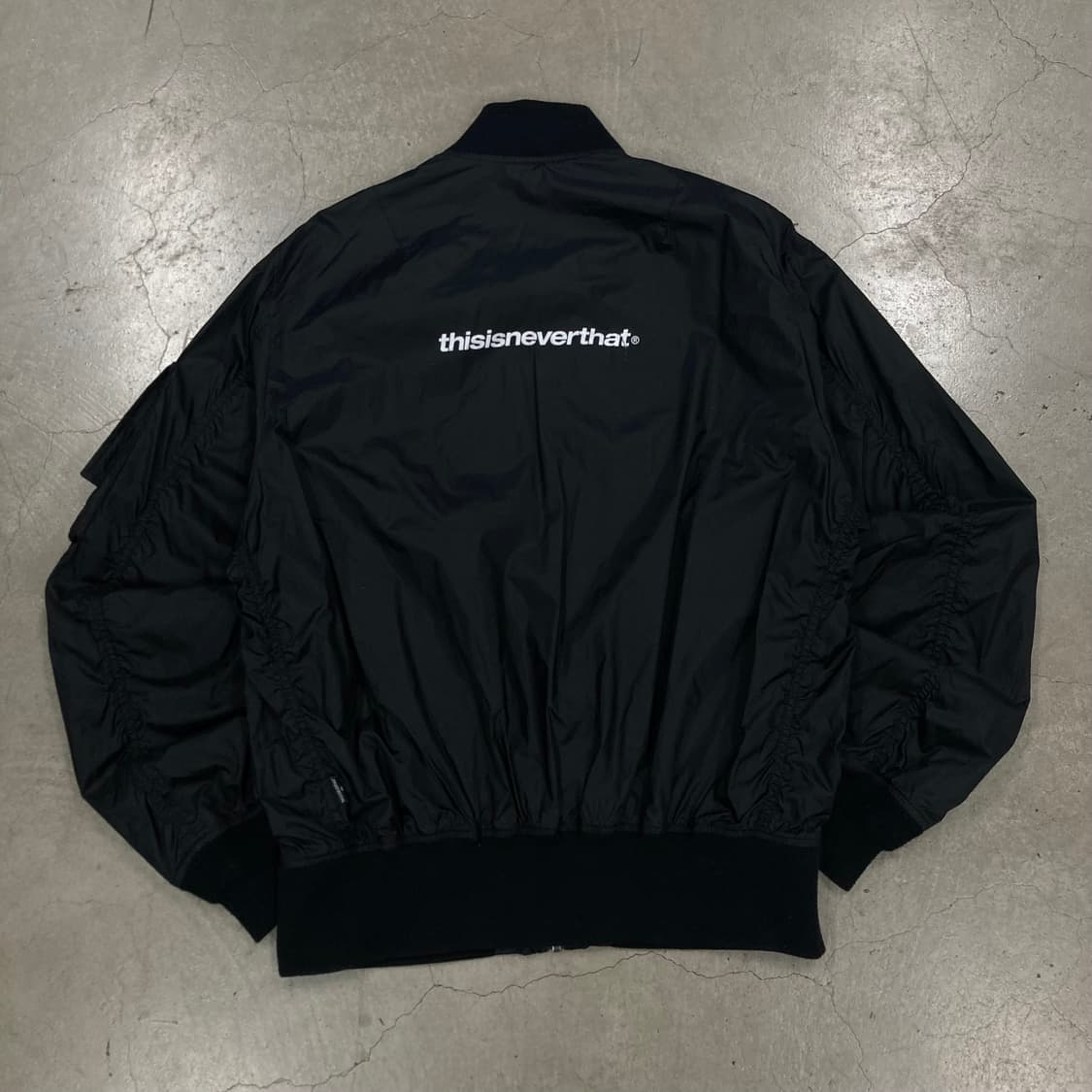 디스이즈네버댓 블랙 컬러 스펠아웃 바람막이 상품이미지1