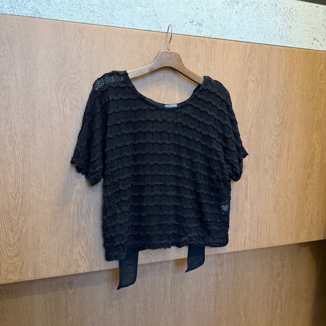 빈티지 라운드넥 시스루 반팔 니트 백 스트랩 타이 디테일 루즈핏 블랙 상품이미지1