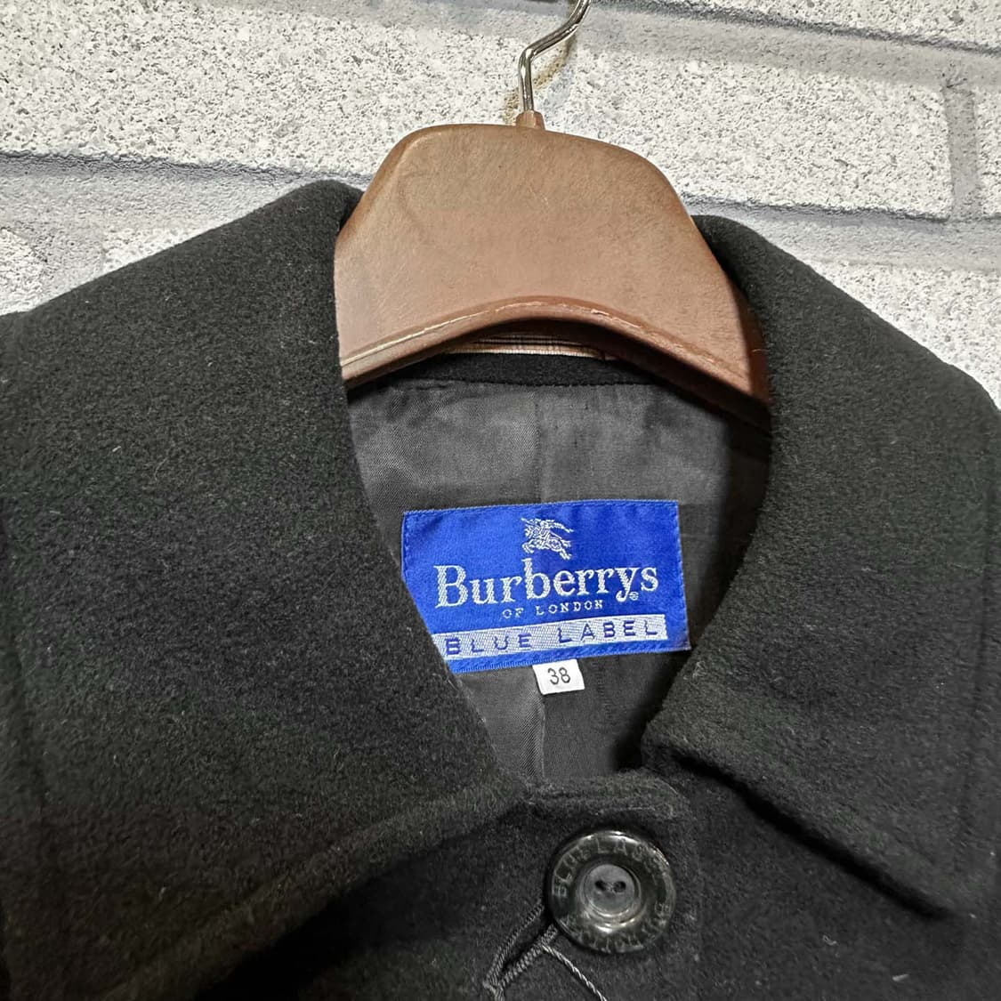 버버리 블루라벨 싱글 코트 카라넥 플랩포켓 디테일 블랙 상품이미지5