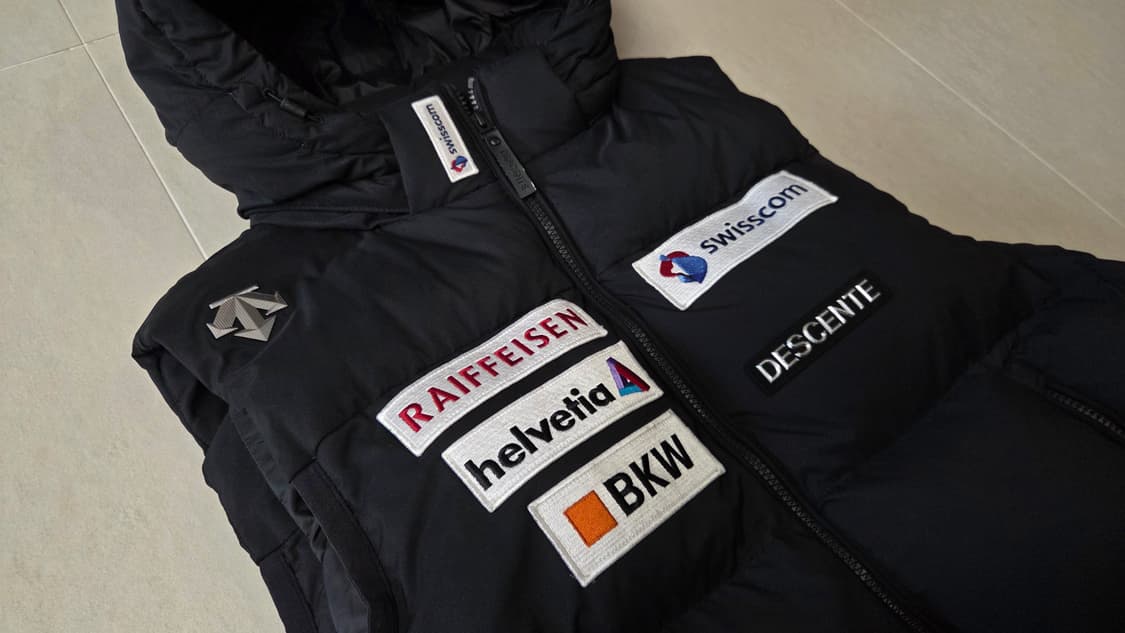 데상트 스위스 레플리카 후드 다운 패딩 베스트 상품이미지3