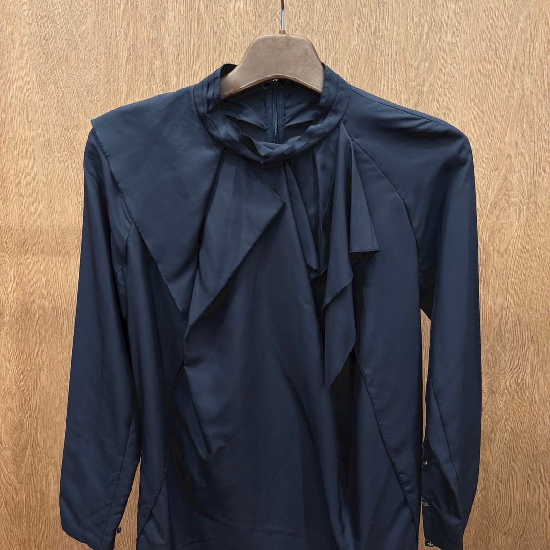 타임 타이넥 긴팔 새틴 블라우스 리본 커프스 디테일 레귤러핏 딥네이비 상품이미지4