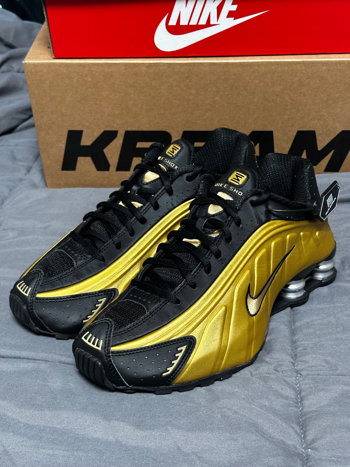 나이키 샥스 R4 블랙 앤 메탈릭 골드 (새상품) 상품이미지1