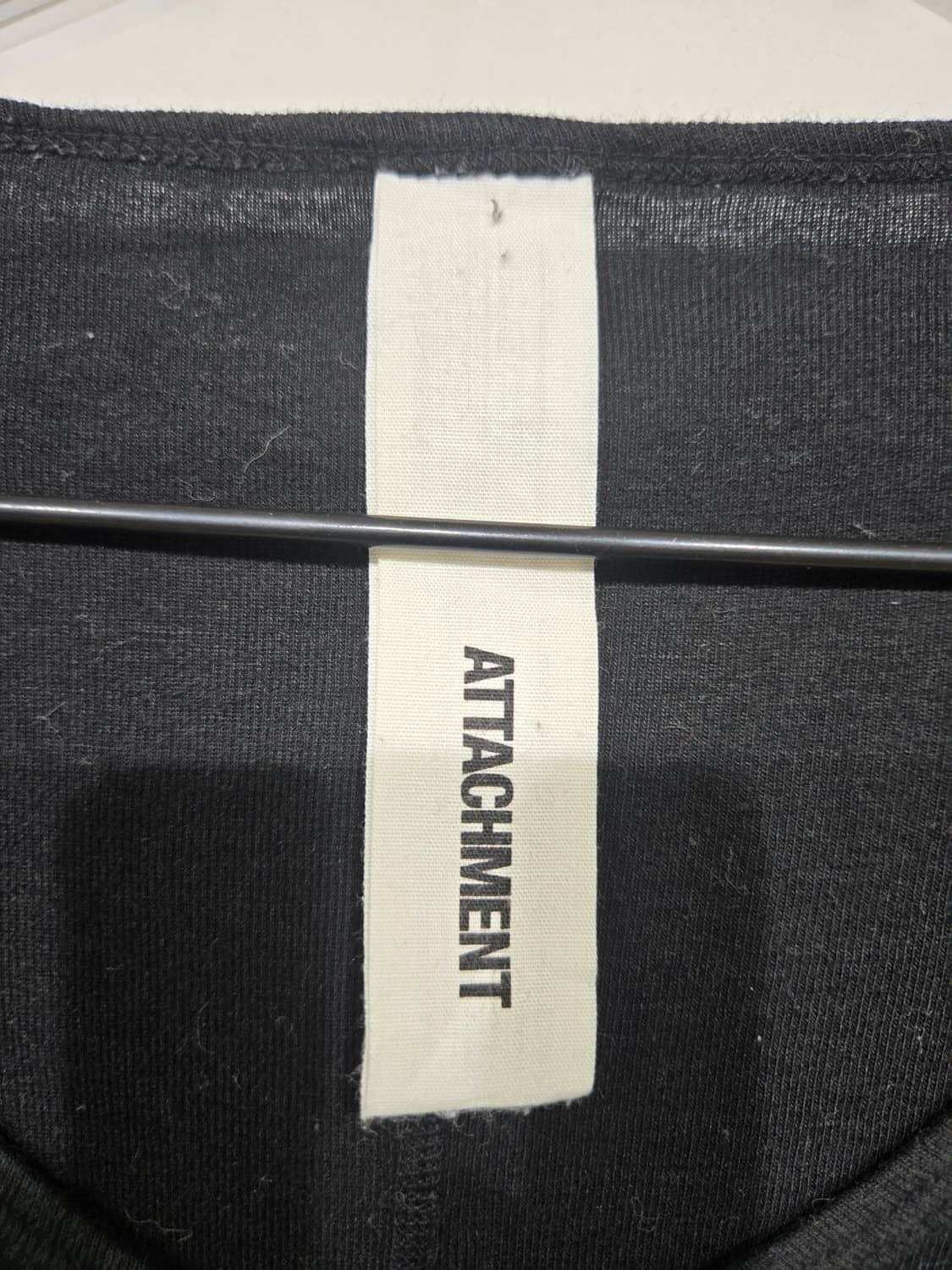 어태치먼트 브이넥 긴팔 티셔츠 블랙 attachment 상품이미지5