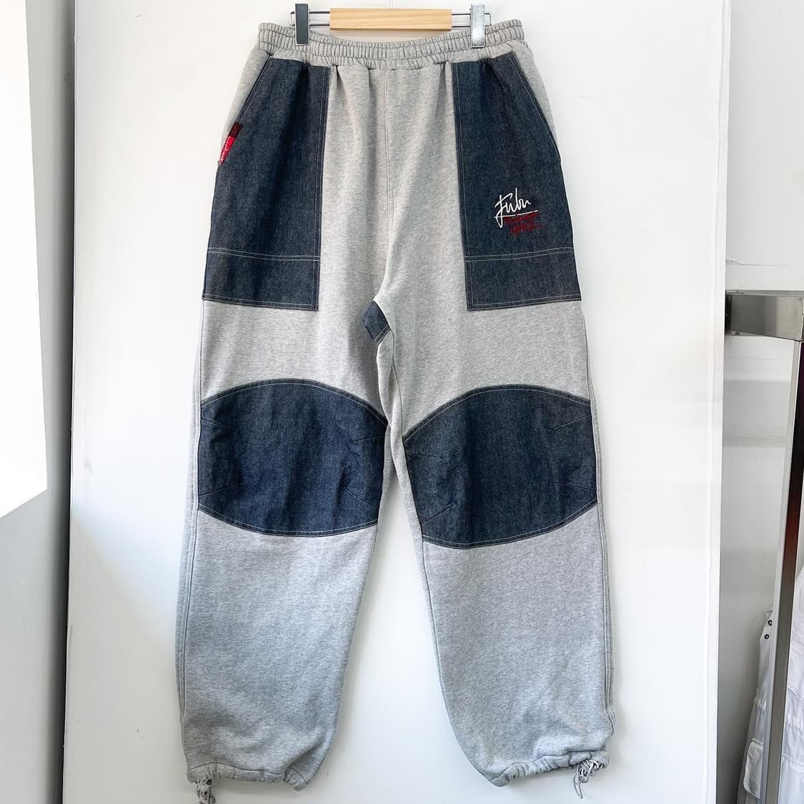 푸부 90s 데님패치 더블니 스웻 팬츠 상품이미지3