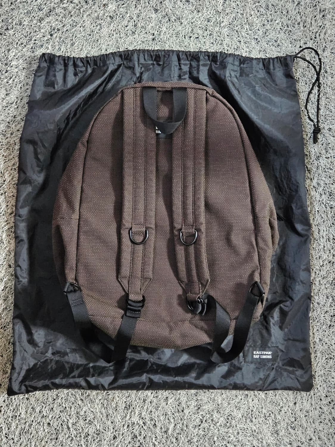 라프시몬스 이스트팩 R로고 체인 백팩 상품이미지2
