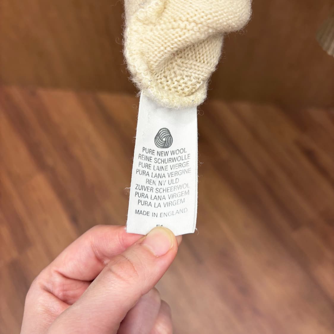 버버리 라운드넥 긴팔 울 니트 입체 텍스처 패턴 로고 자수 디테일 베이지 상품이미지8