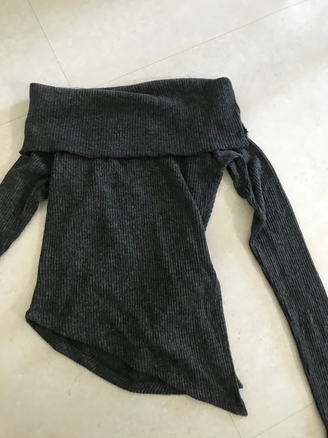 유플레 오프숄더 니트 판매 상품이미지1