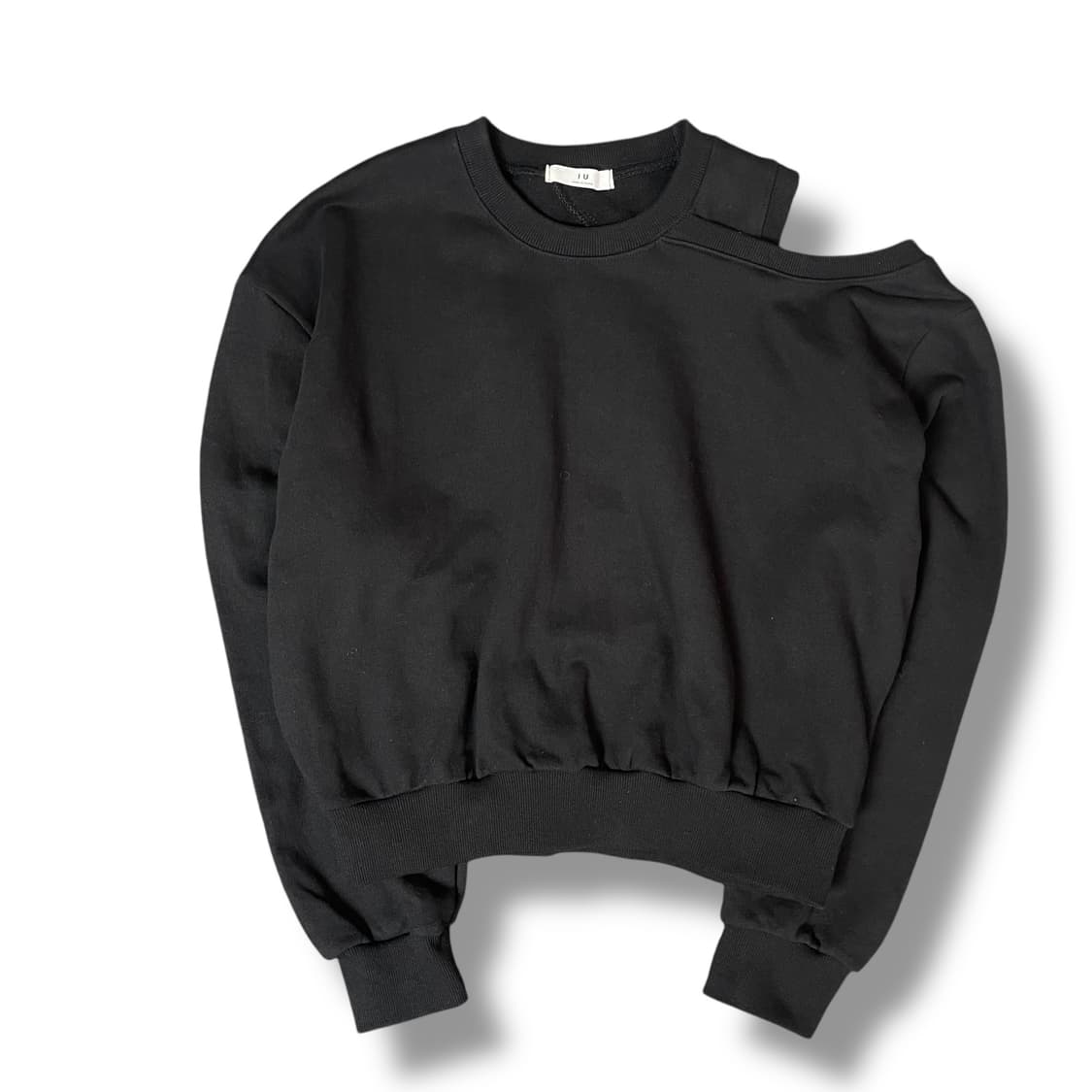 IU 빈티지 어깨 트임 크롭 맨투맨 상품이미지1