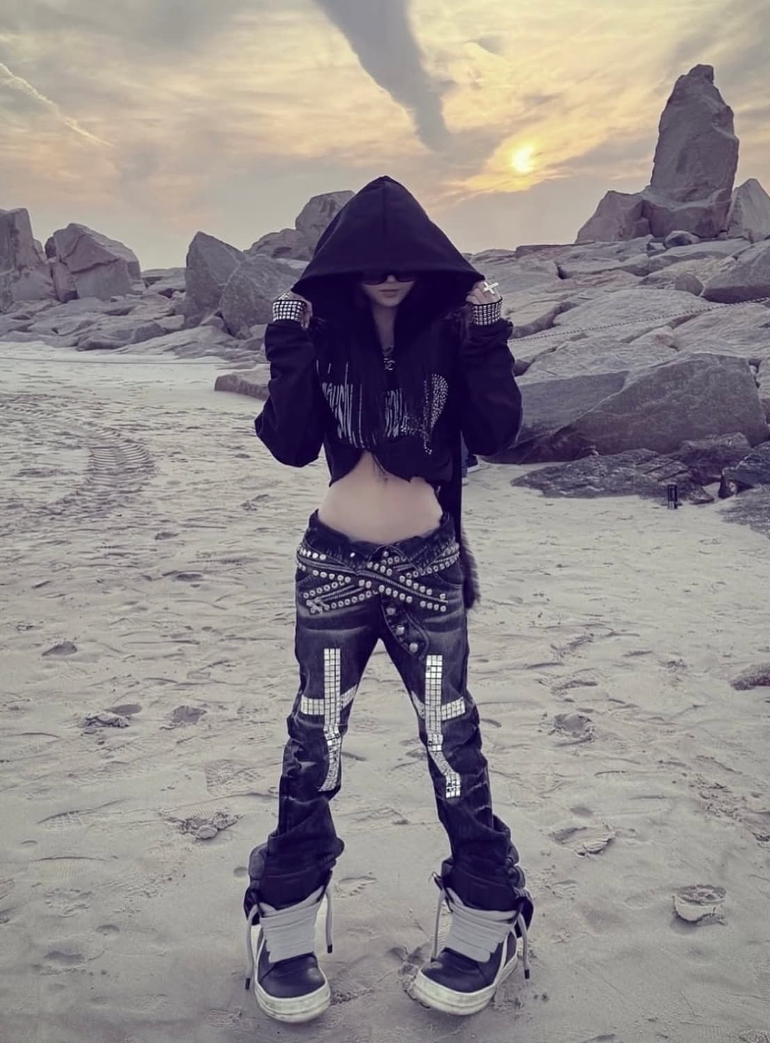 CROSS STUD DOUBLE WAIST CURVED JEANS 상품이미지4