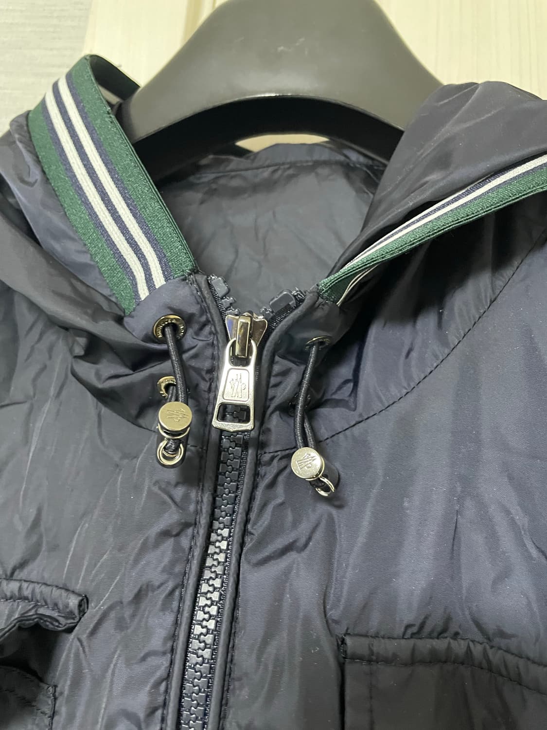 [2] 몽클레어 네이비 컬러 장클로드 바람막이 후드자켓 상품이미지3