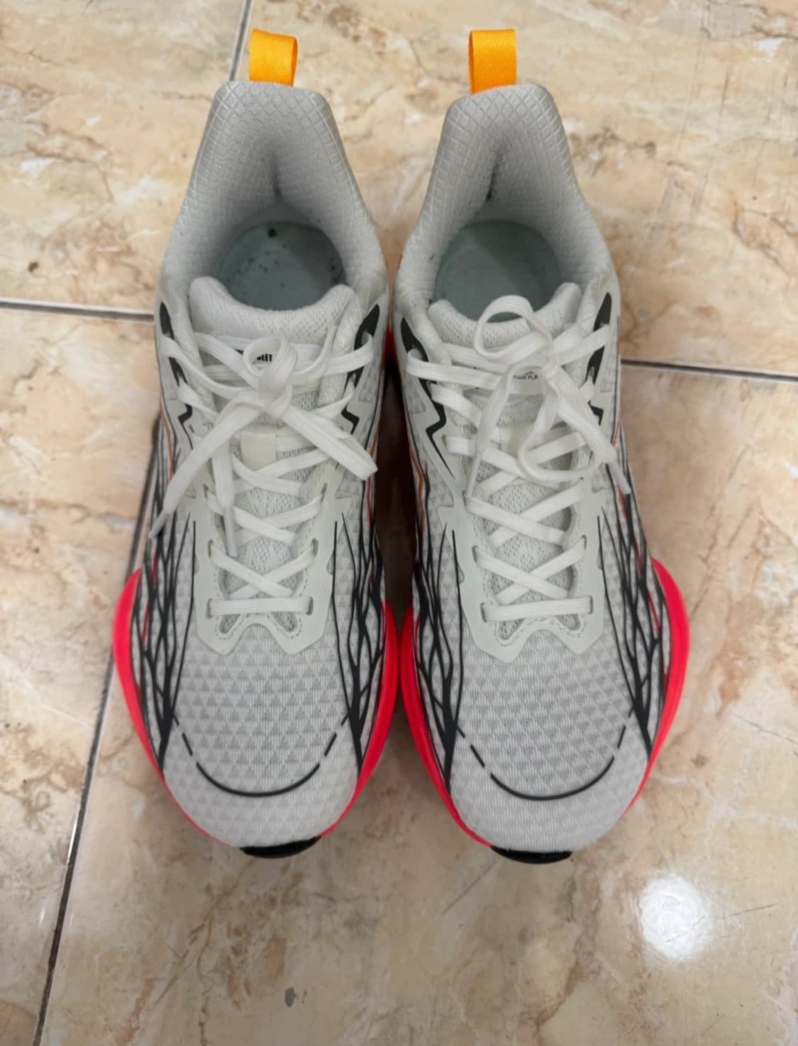 자동으로 달려지는 러닝화 250 10분미만 시착 상품이미지2