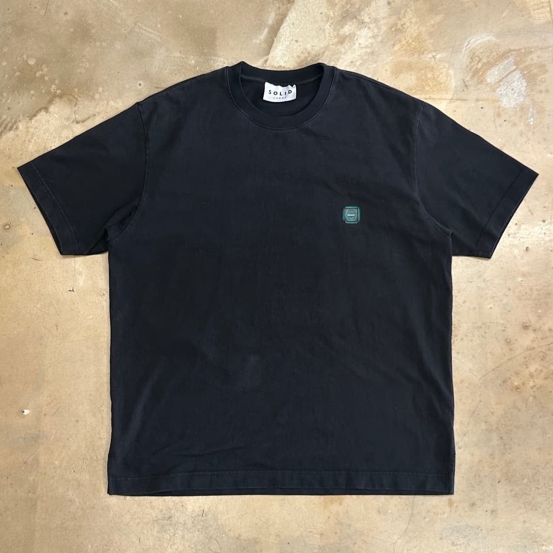 48 솔리드옴므 나비 프린팅 블랙 반팔티 상품이미지3