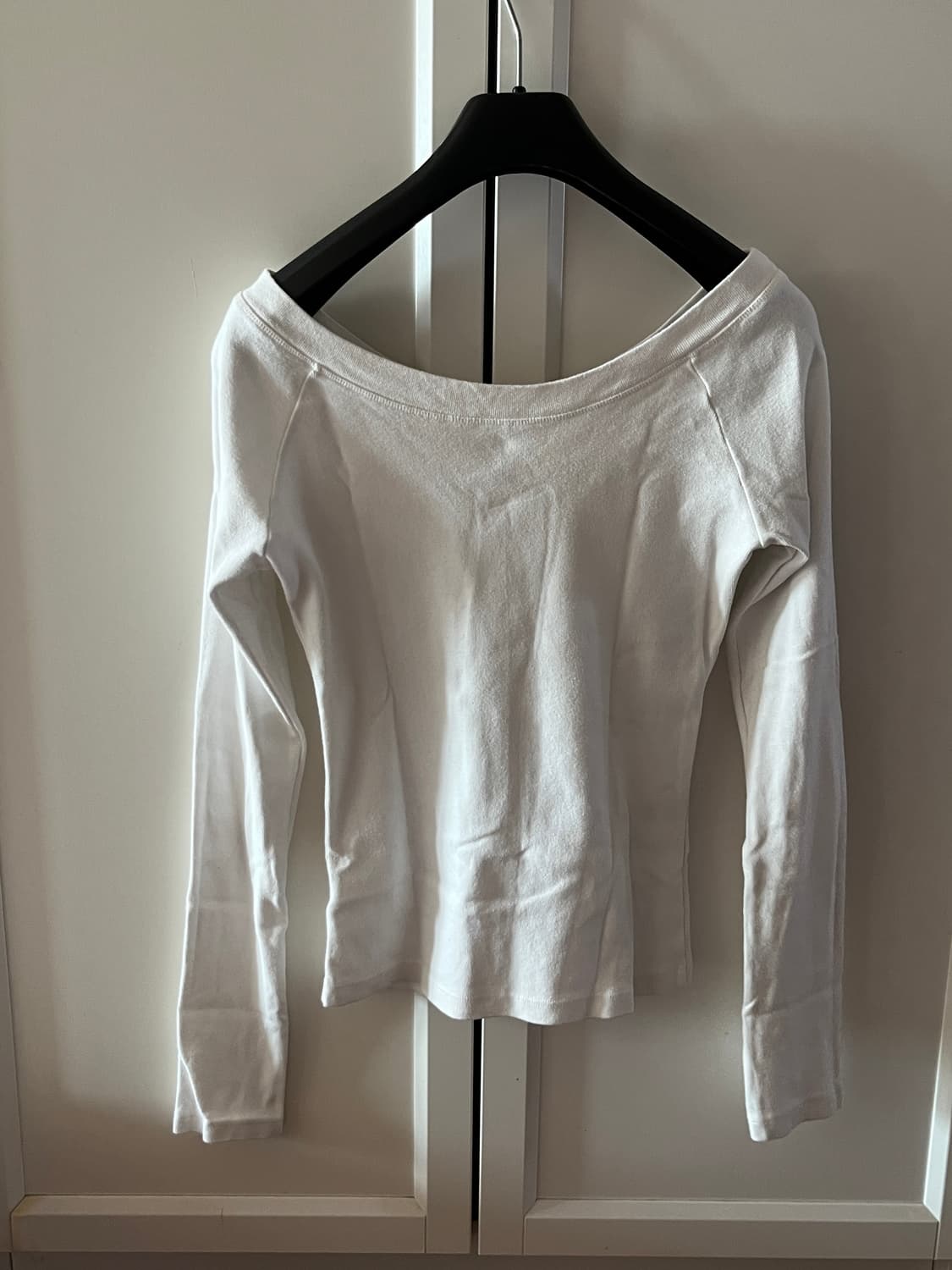 브랜디멜빌 화이트 보트넥 오프숄더 티 상품이미지1