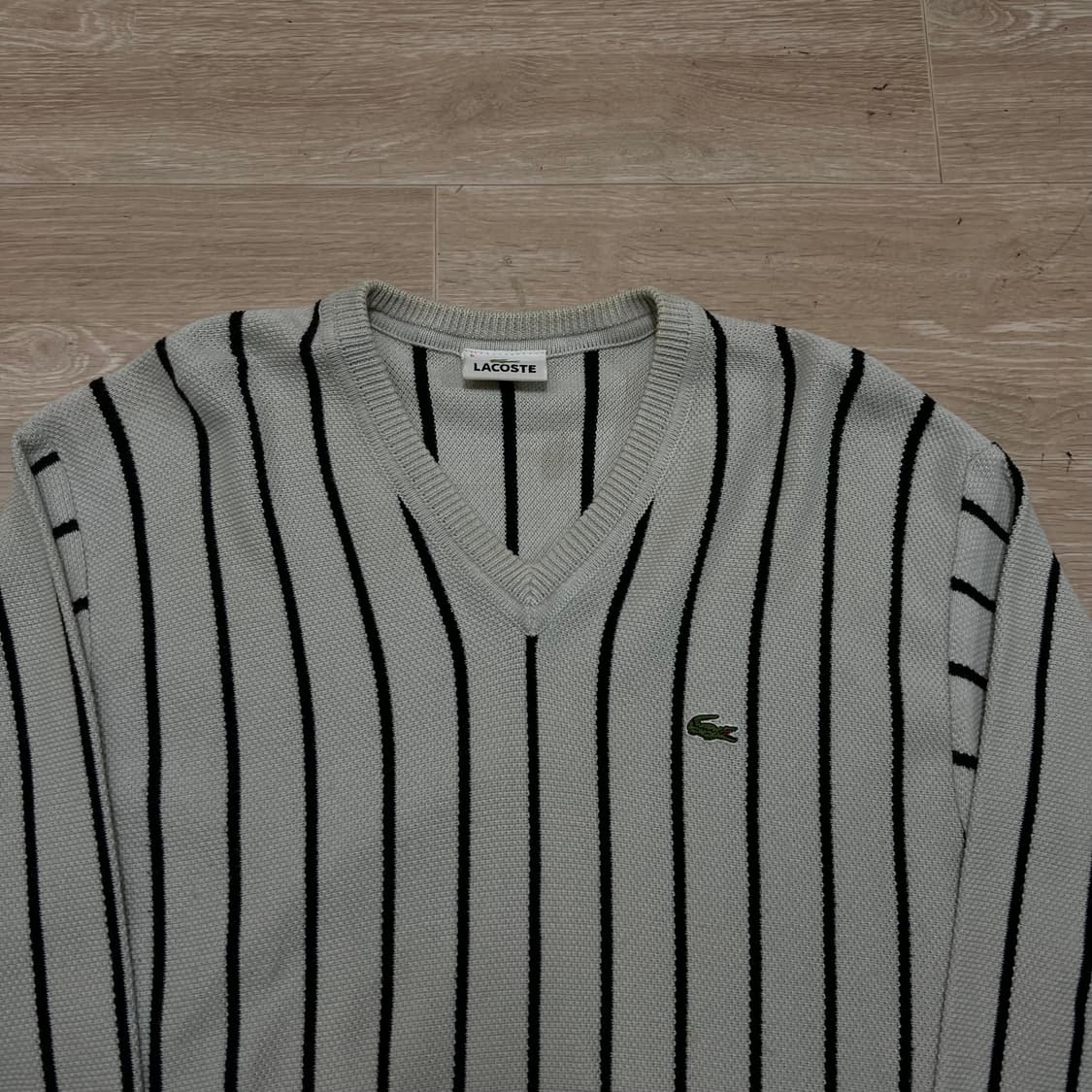 라코스테 자수로고 스트라이프 브이넥 니트 [화이트] 5사이즈 상품이미지2