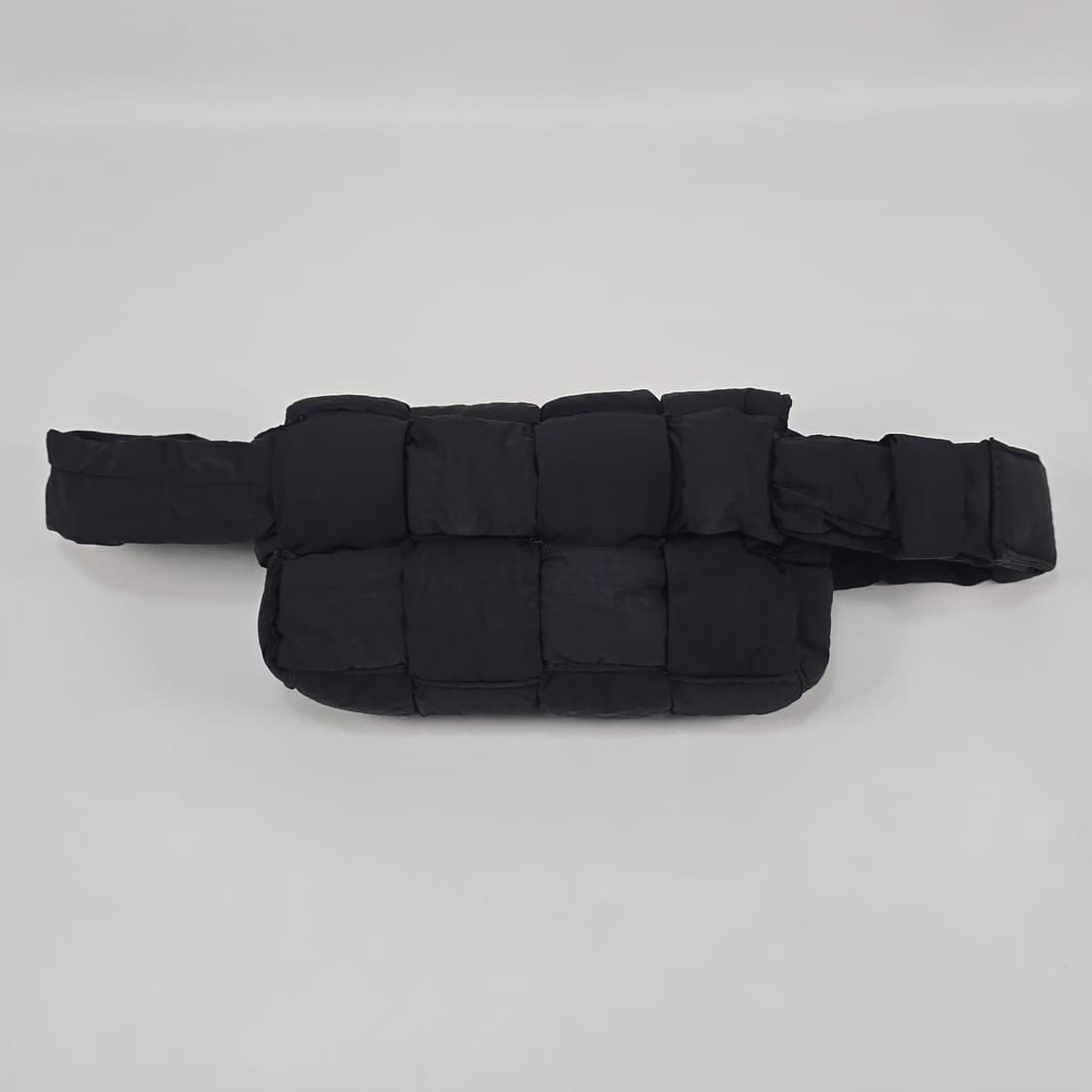 보테가베네타 패디드 테크 미니 카세트 벨트백 상품이미지3