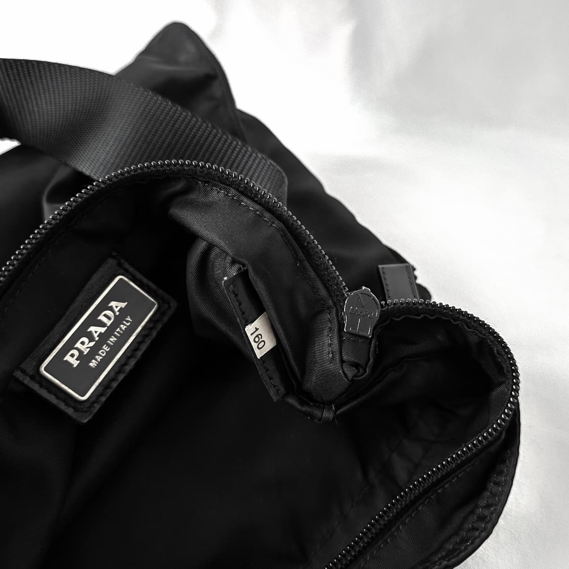 [정품 PRADA] 프라다 폴딩 투지퍼 포코노 나일론 크로스백 남녀공용 상품이미지9