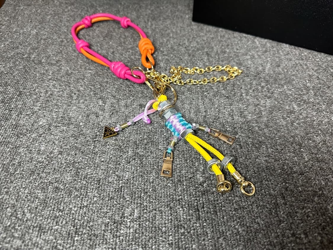 프라다 로봇 백참 블루 상품이미지1