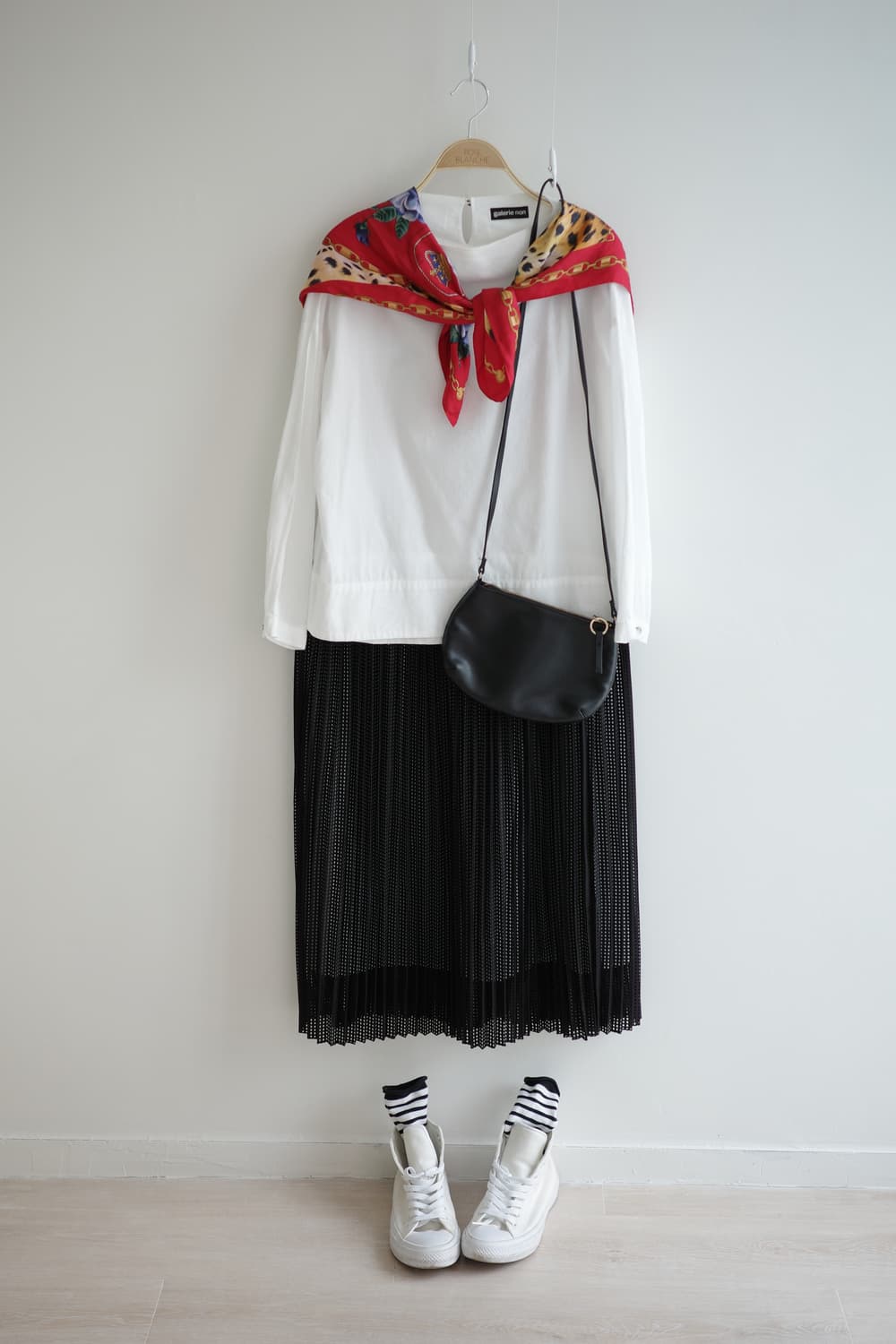 rhythomos 
• 블랙 펀칭 주름 미디어 스커트 상품이미지9