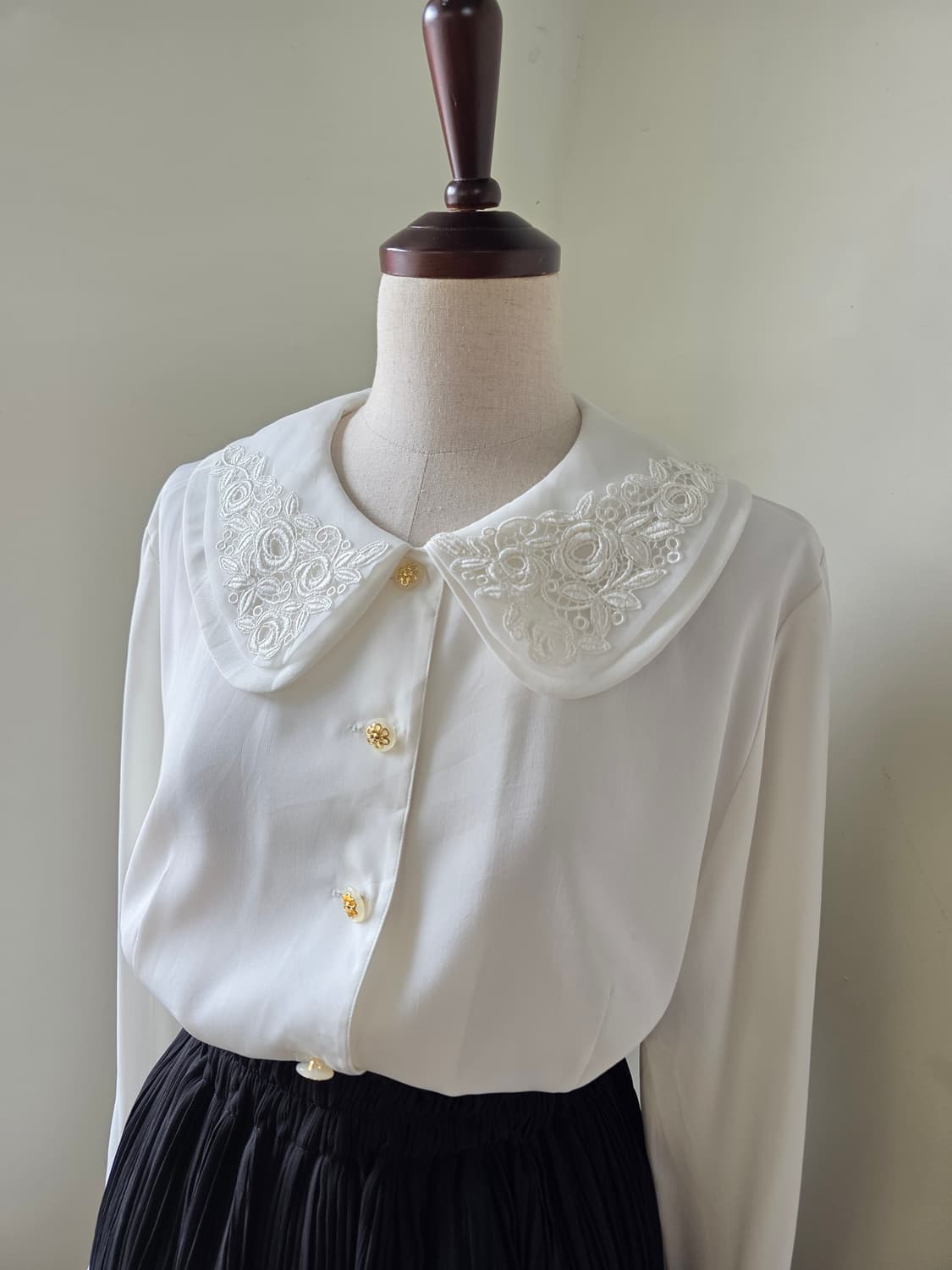 화이트 오간자 자수 빅카라 블라우스 상품이미지1