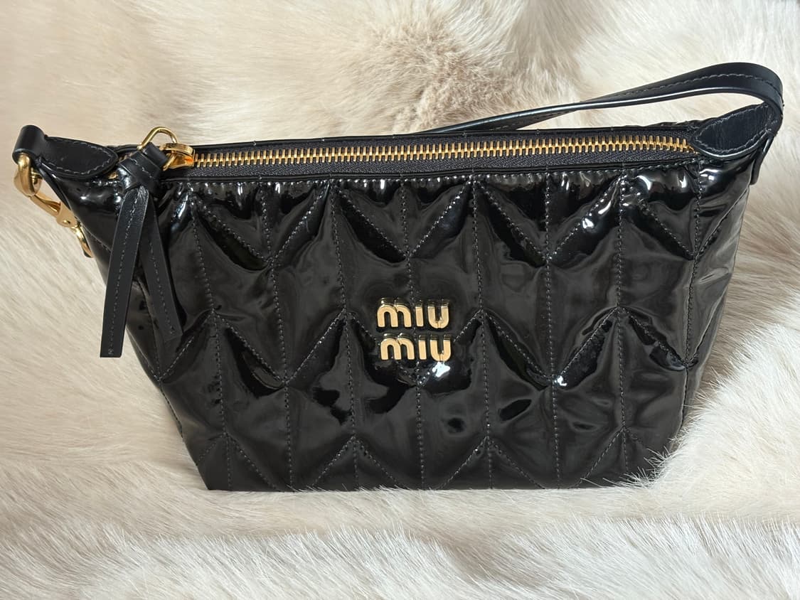 미우미우 스피릿 마테라쎄 페이턴트 미니백 블랙 상품이미지1