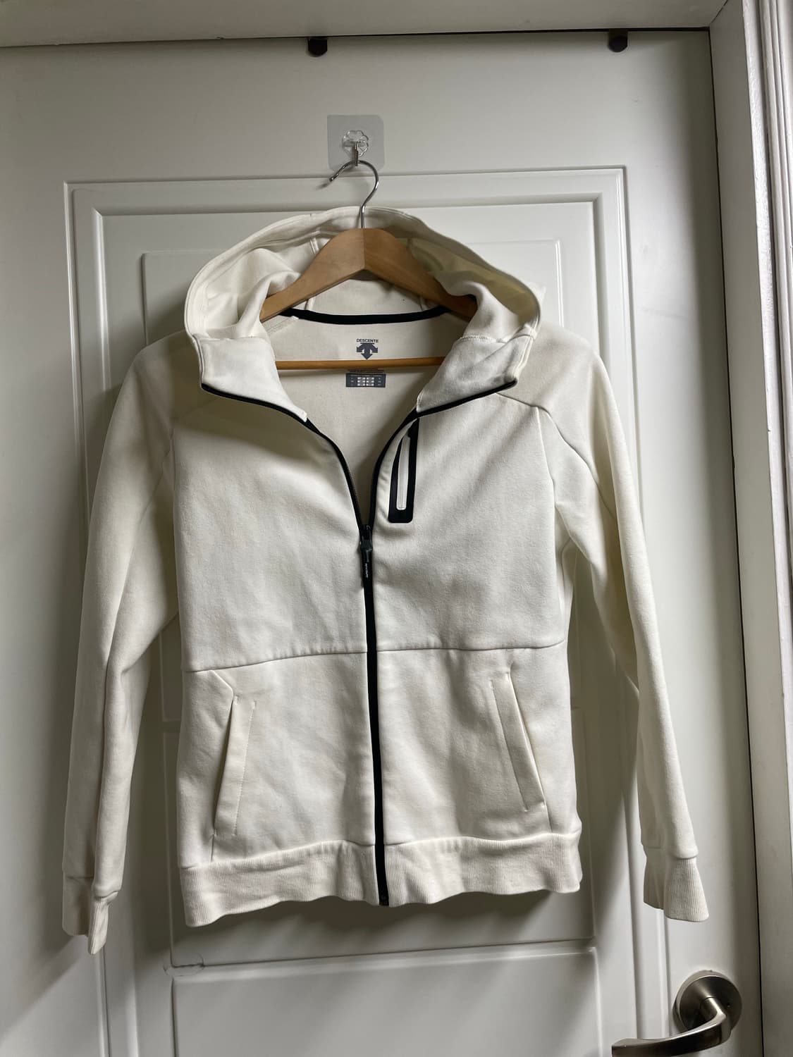 데상트 화이트 후드집업 상품이미지6