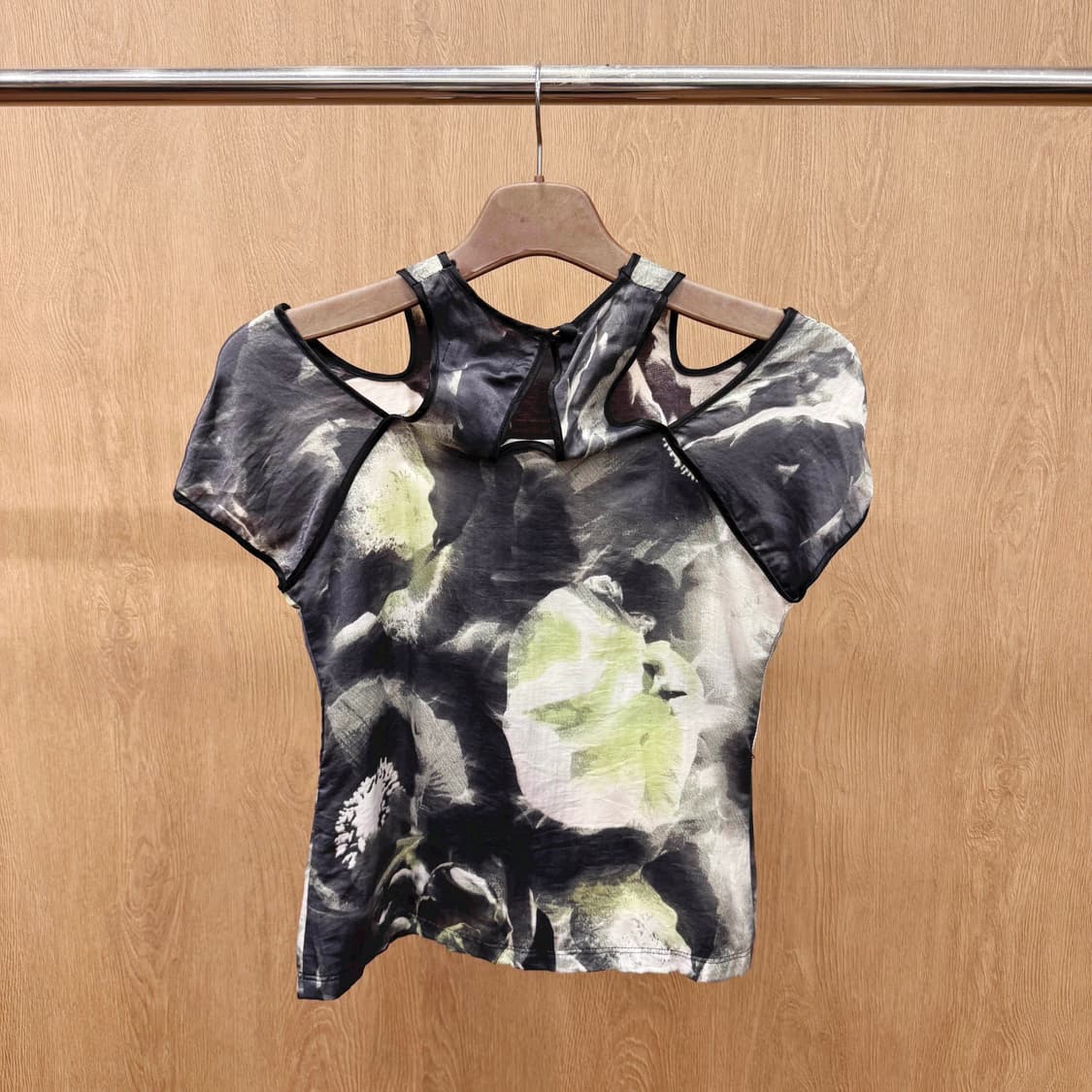 비비안탐 플라워 프린팅 반팔 티셔츠 컷아웃 시스루 디테일 슬림핏 상품이미지3