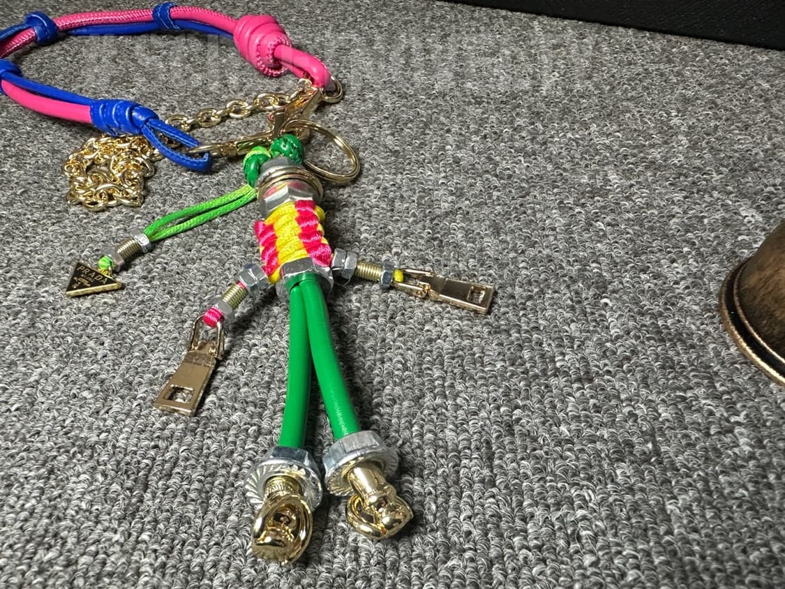 프라다 로봇 백참 블루 상품이미지3