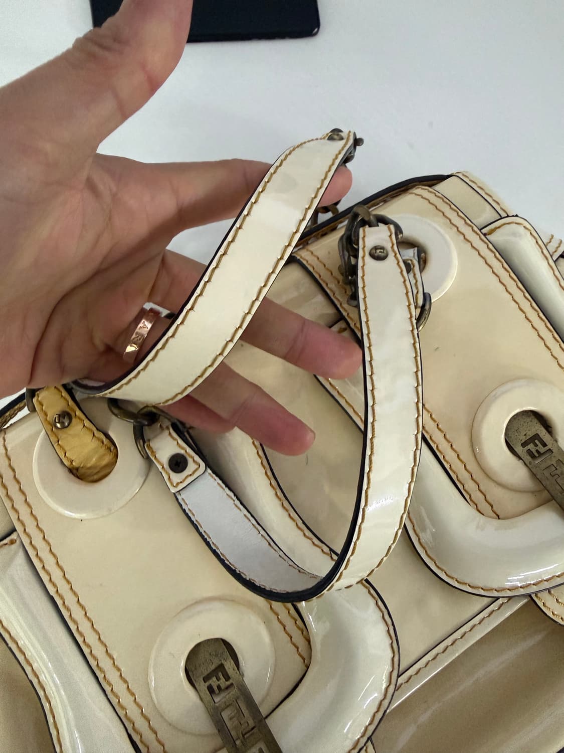 정품) 펜디 FF 버클 아이보리 숄더백 토트백 상품이미지5