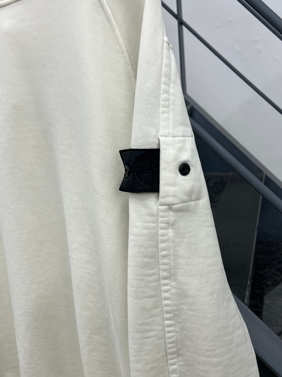 스톤아일랜드 23SS 쉐도우 프로젝트 와펜 맨투맨 상품이미지3