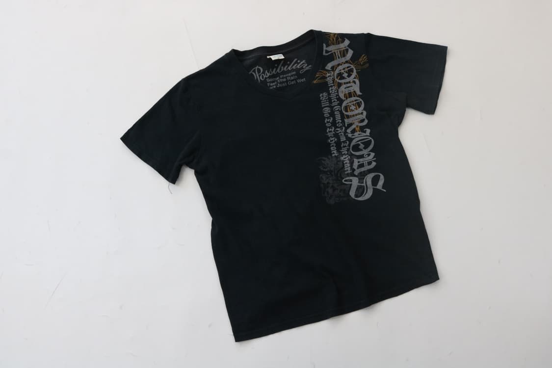 T-GRAPHICS 티그래픽스 블랙 빈티지 고딕 폰트 브이넥 반팔 티셔츠 상품이미지2