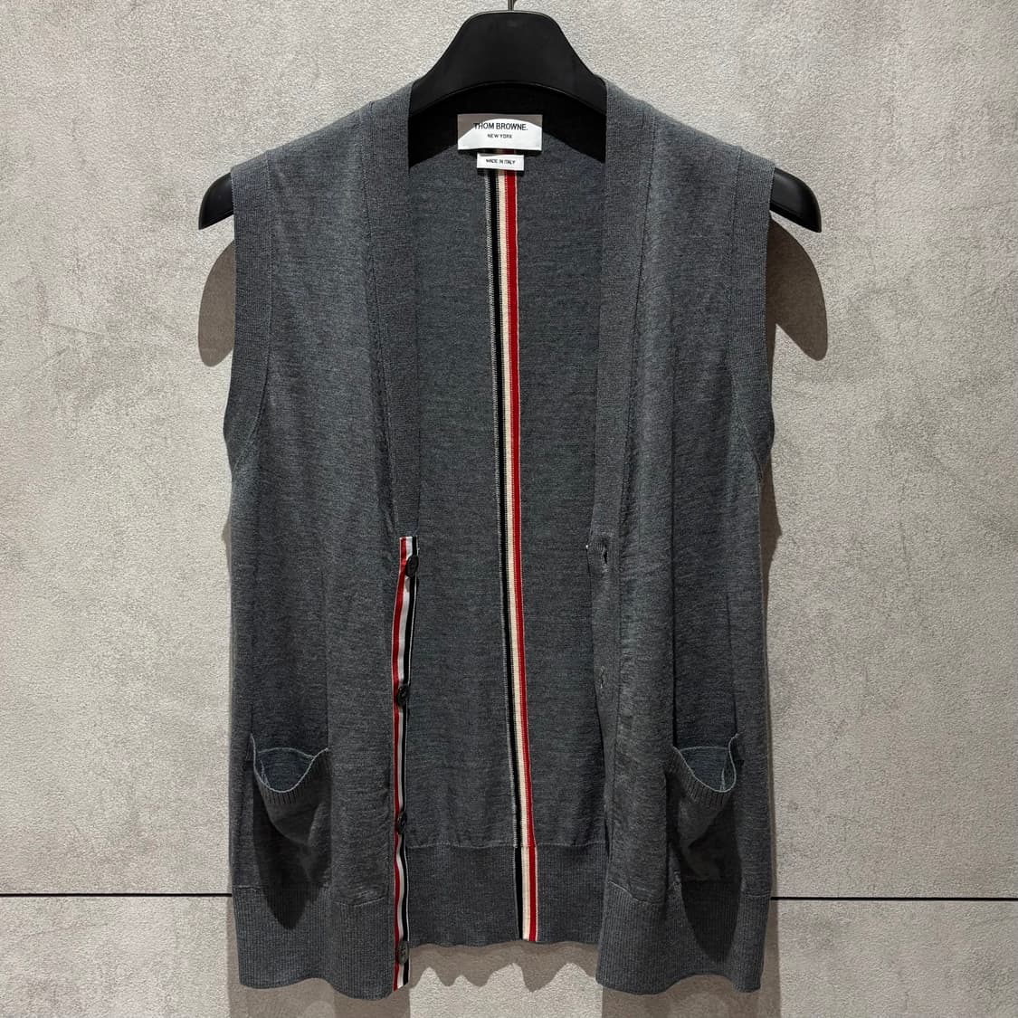 A+ / 2 (98) 톰브라운 백삼선 니트 조끼 가디건 그레이 상품이미지2