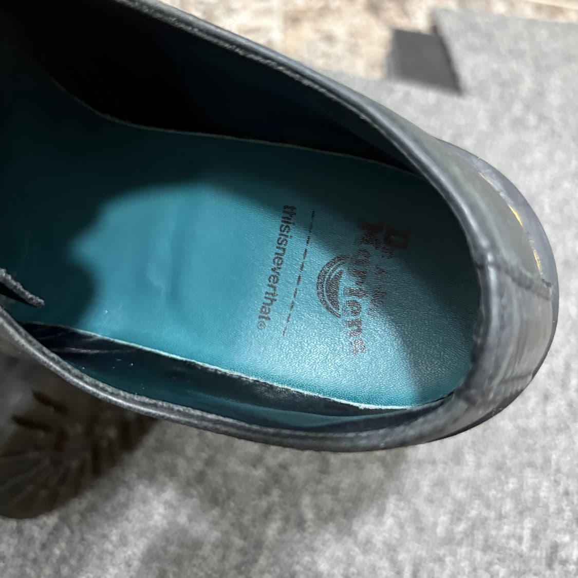 닥터마틴 X 디스이즈네버댓 1461 왁스드 풀 그레인 블랙 디네댓 로퍼 상품이미지3