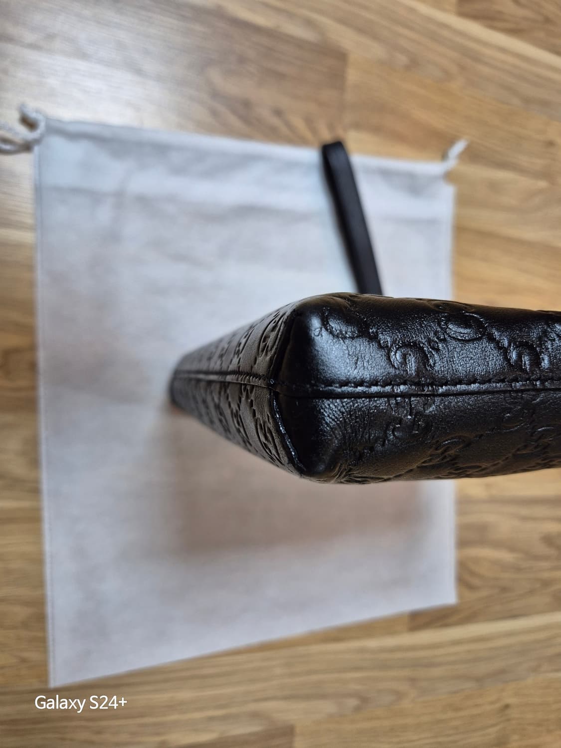 구찌 씨마 소프트 클러치백 입니다 상품이미지5