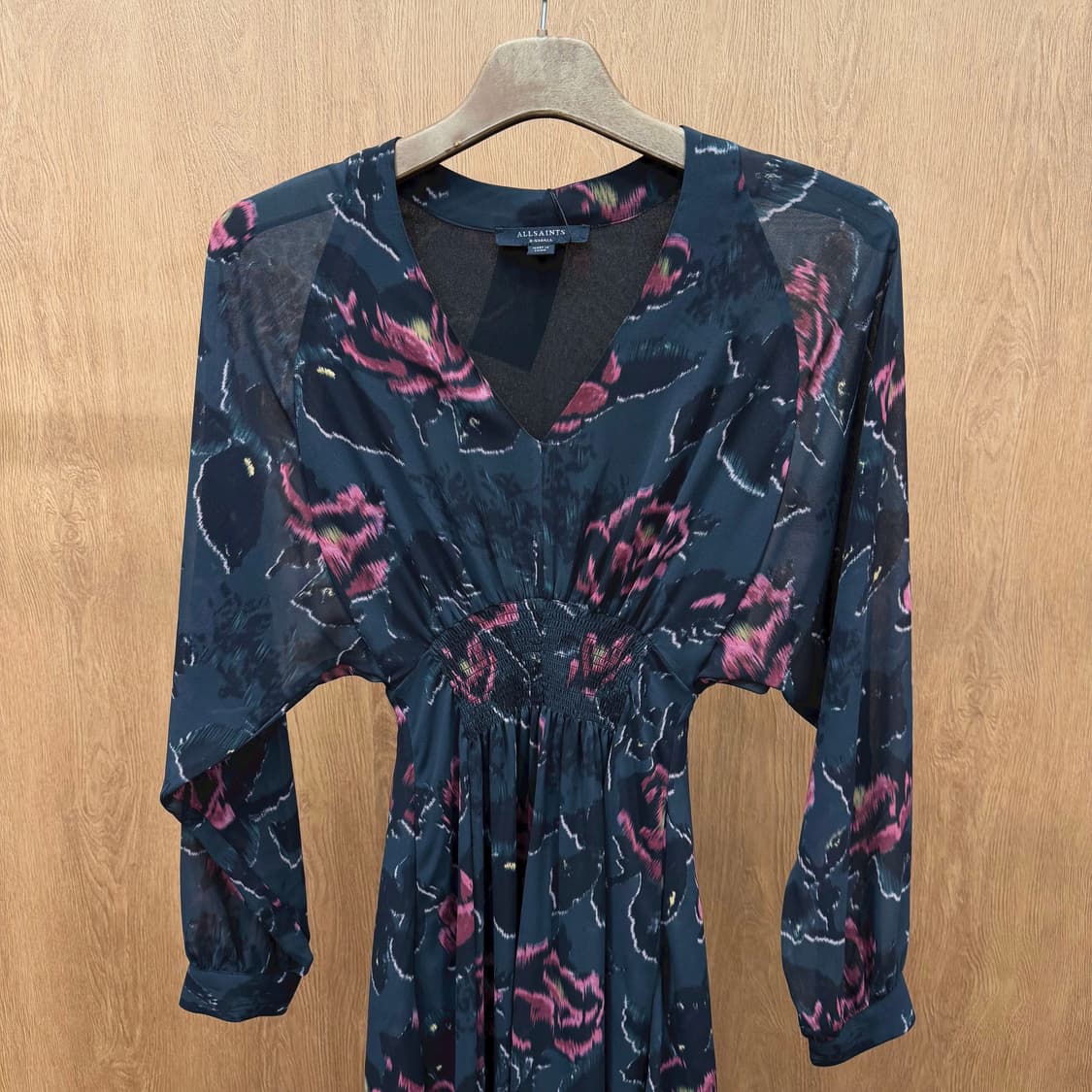 올세인츠 브이넥 미디 원피스 플로럴 프린팅 셔링 밴딩 디테일 슬림핏 블랙 상품이미지4