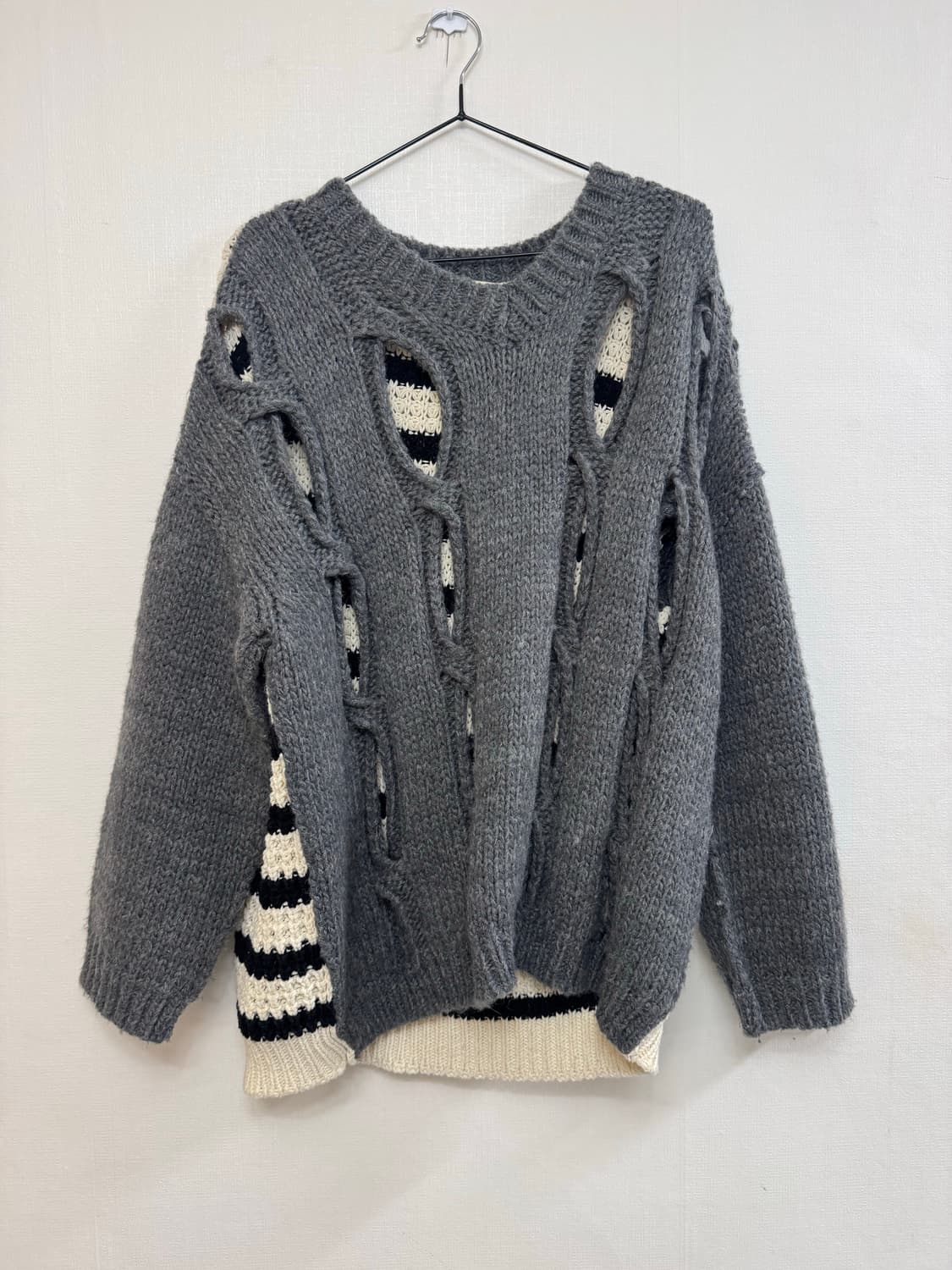 Open yy 그레이 오프 화이트 컷아웃 스웨터 상품이미지3