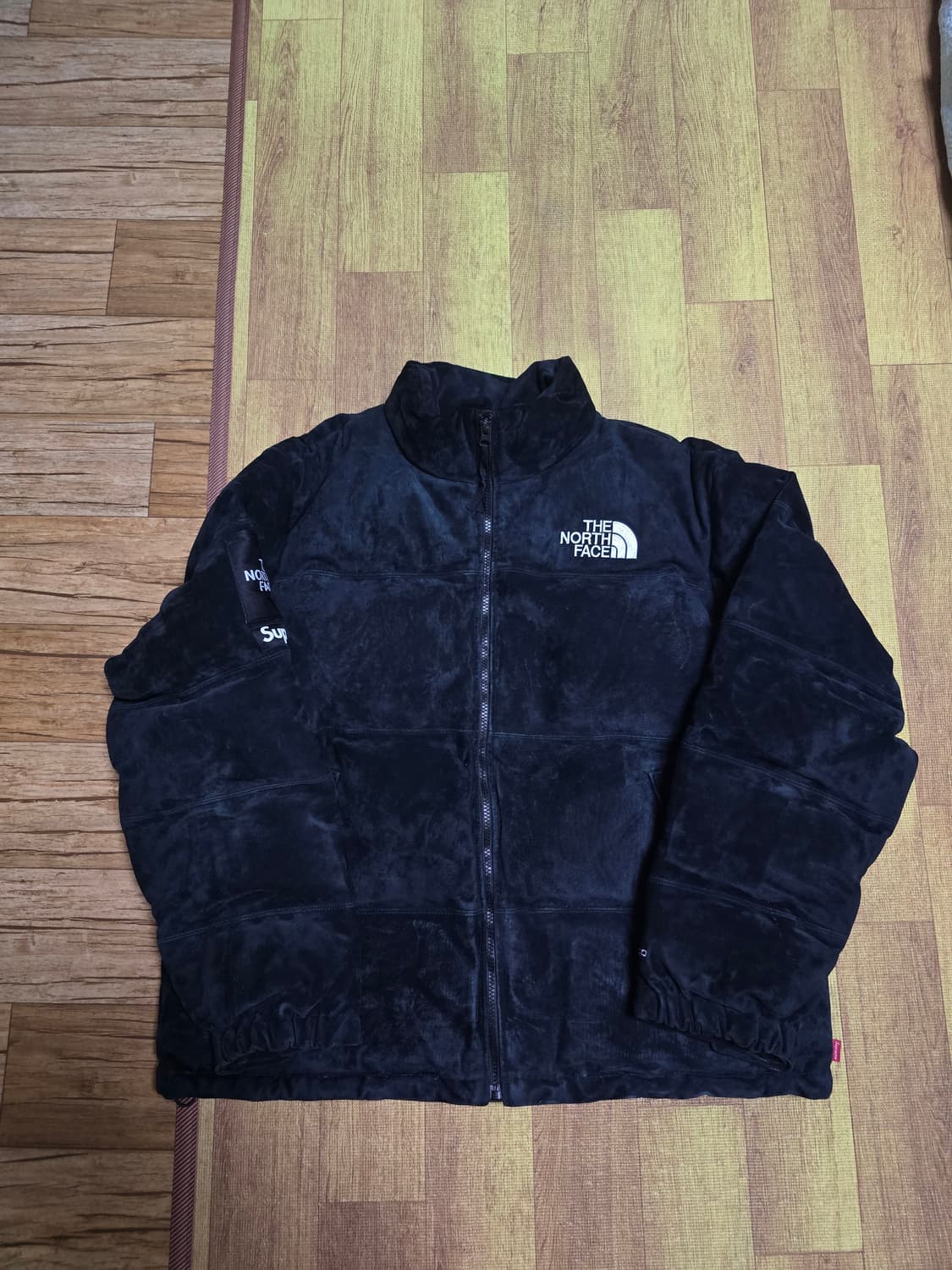 슈프림 x 노스페이스 스웨이드 눕시 자켓 블랙 - 23FW 상품이미지1