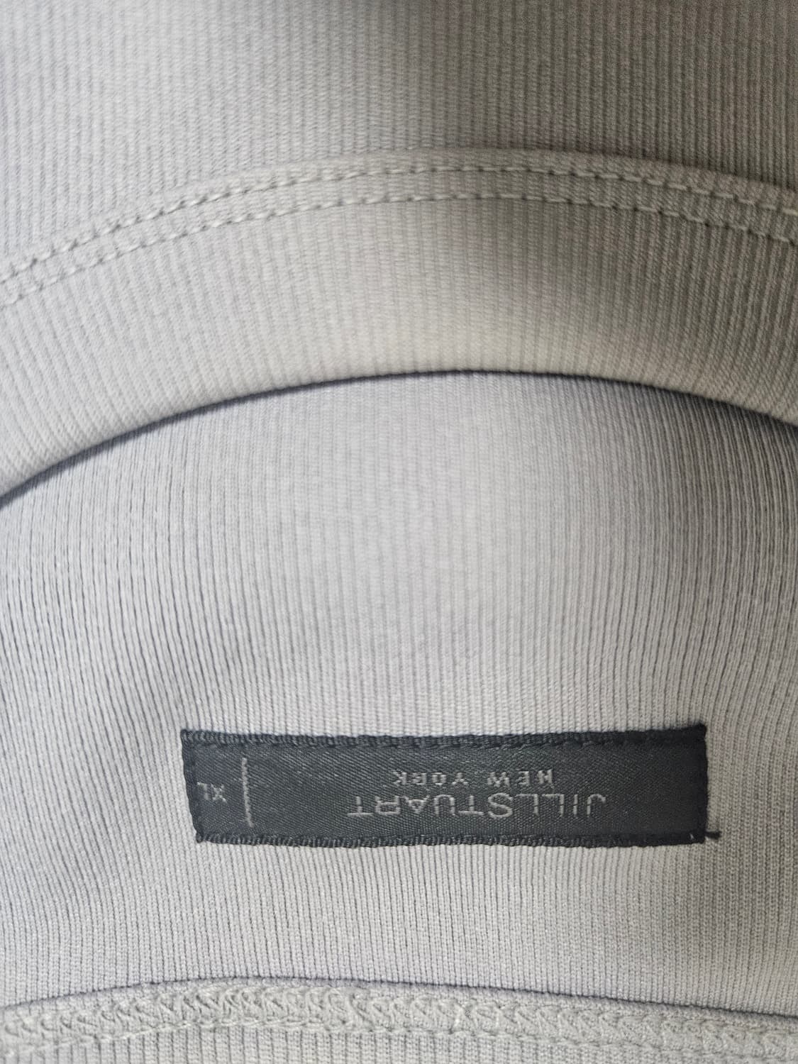 질스튜어트 뉴욕 세미오버핏 지퍼 디테일 맨투맨 상품이미지3