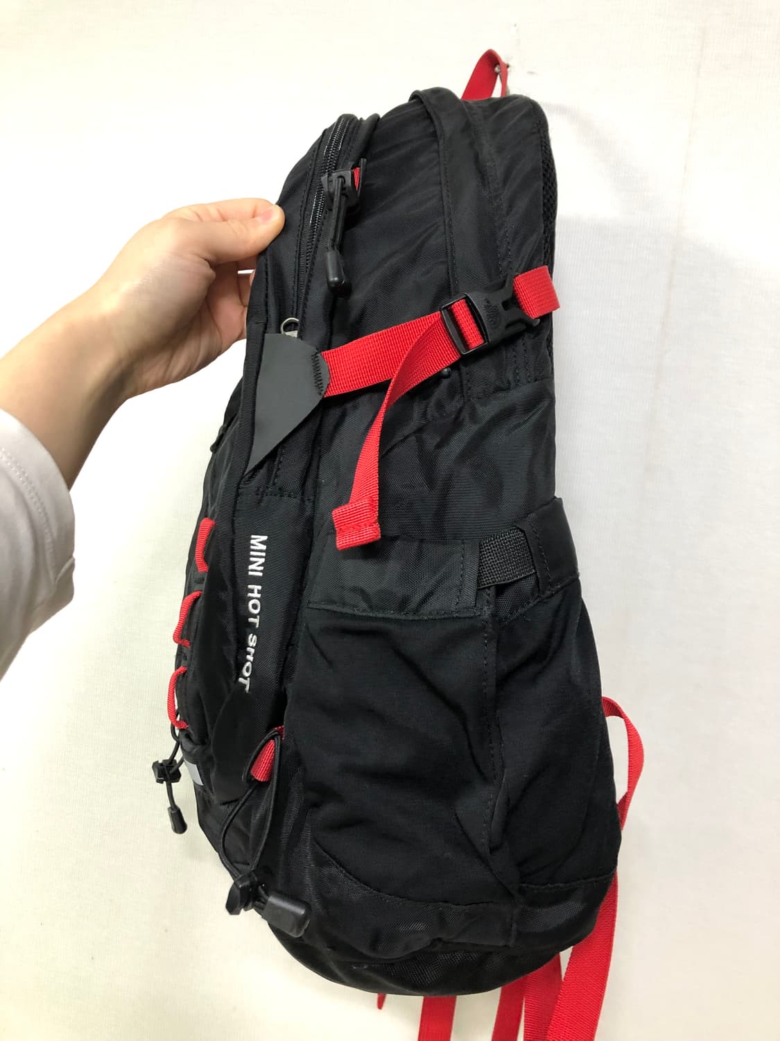 노스페이스 미니핫샷 백팩 등산백팩 22L  _ 블랙레드 (레인커버O) 상품이미지3