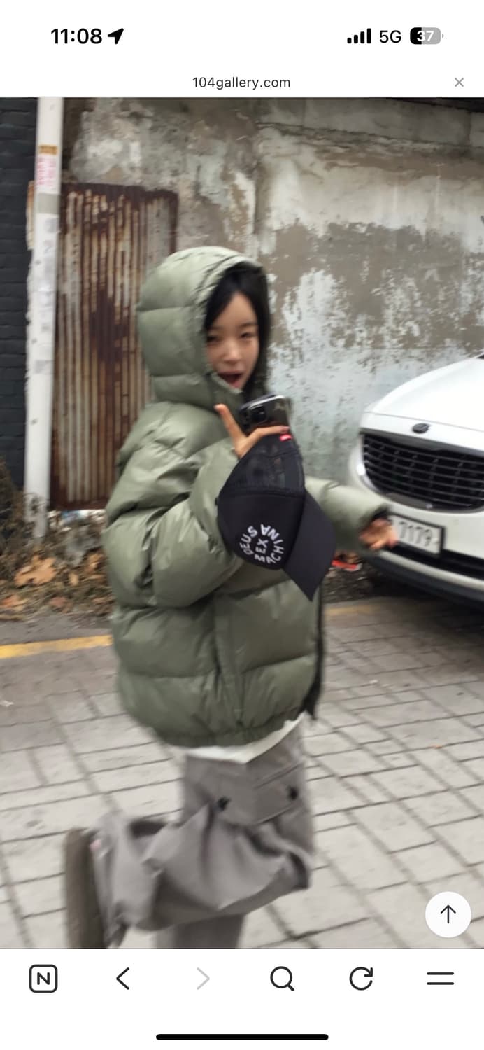 정가9 새거)) 104갤러리 카키 글로시 후드 패딩 상품이미지8