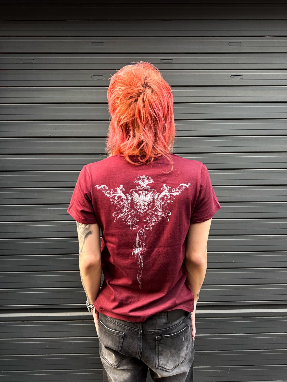 Vereu Crest Graphic V-neck T-shirt 상품이미지3