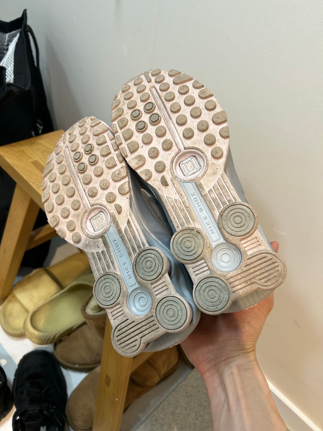 나이키 샥스 R4 베얼리 로즈 메탈릭 플래티넘 255 상품이미지5