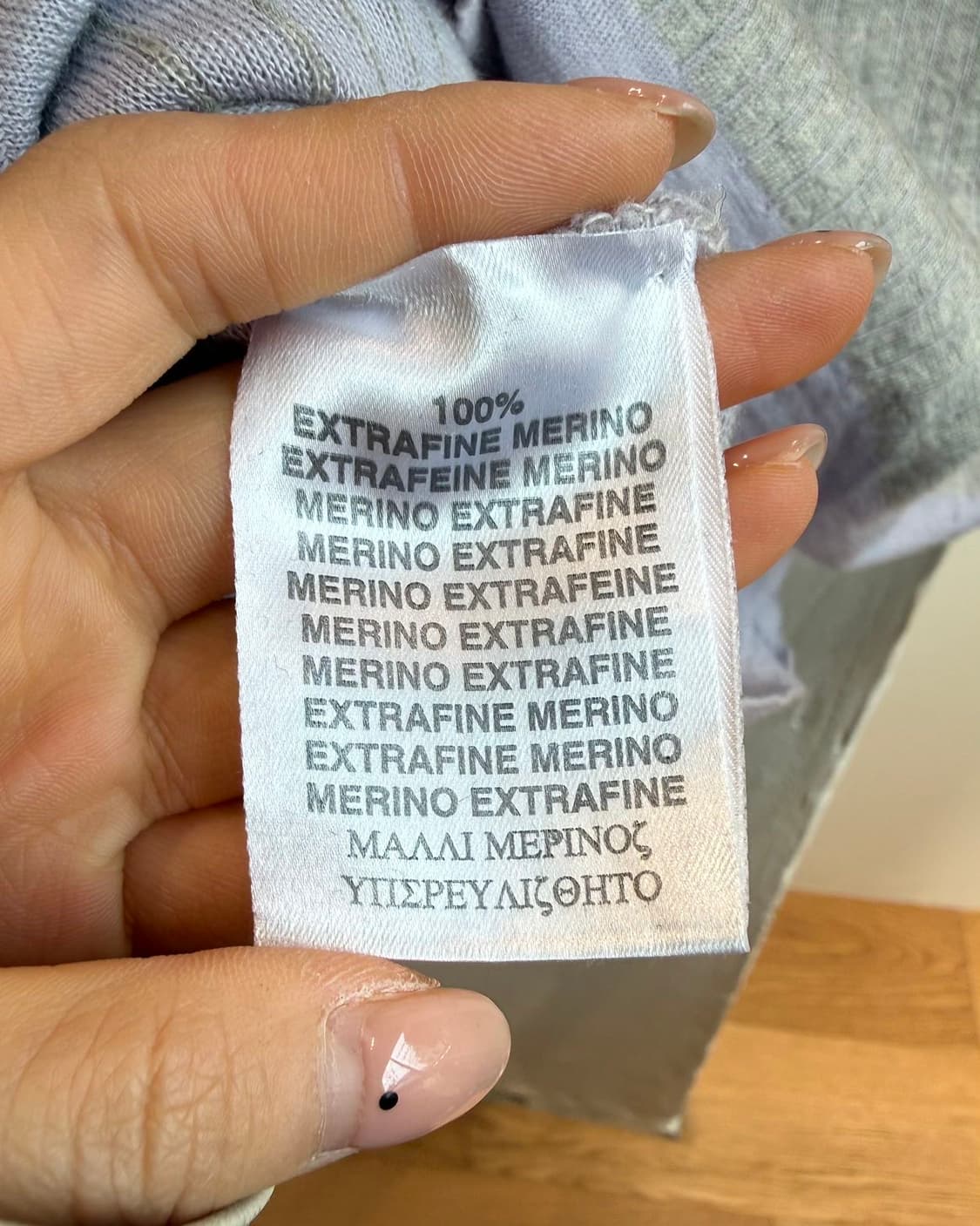 버버리 라이트 퍼플 스트라이프 브이넥 니트  상품이미지9